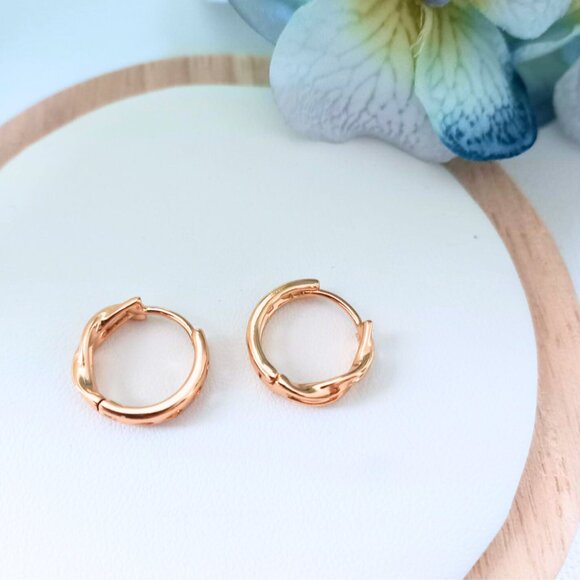 🟣✨Rose Gold Plated Twisted Hoop Earrings – Classic & Elegant - Picture 5 of 6